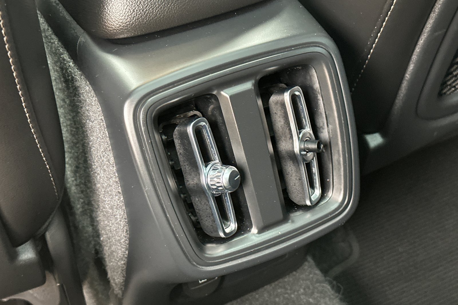 Certified 2024 Volvo XC40 B5 Plus w/ Climate Package AWD/4WD image 15