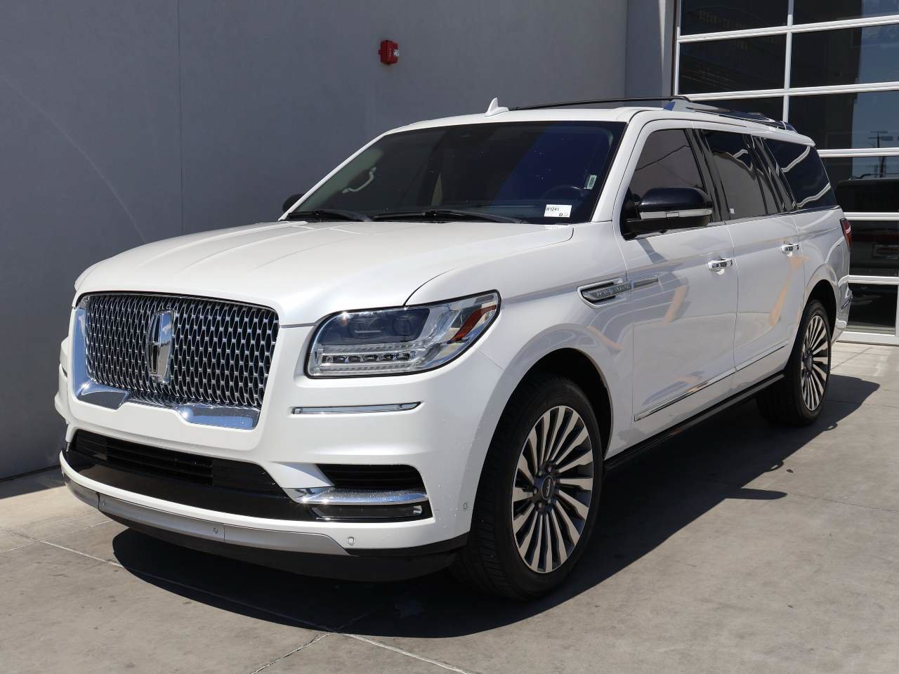 Used 2018 Lincoln Navigator L Reserve w/ Technology Package AWD/4WD image 1