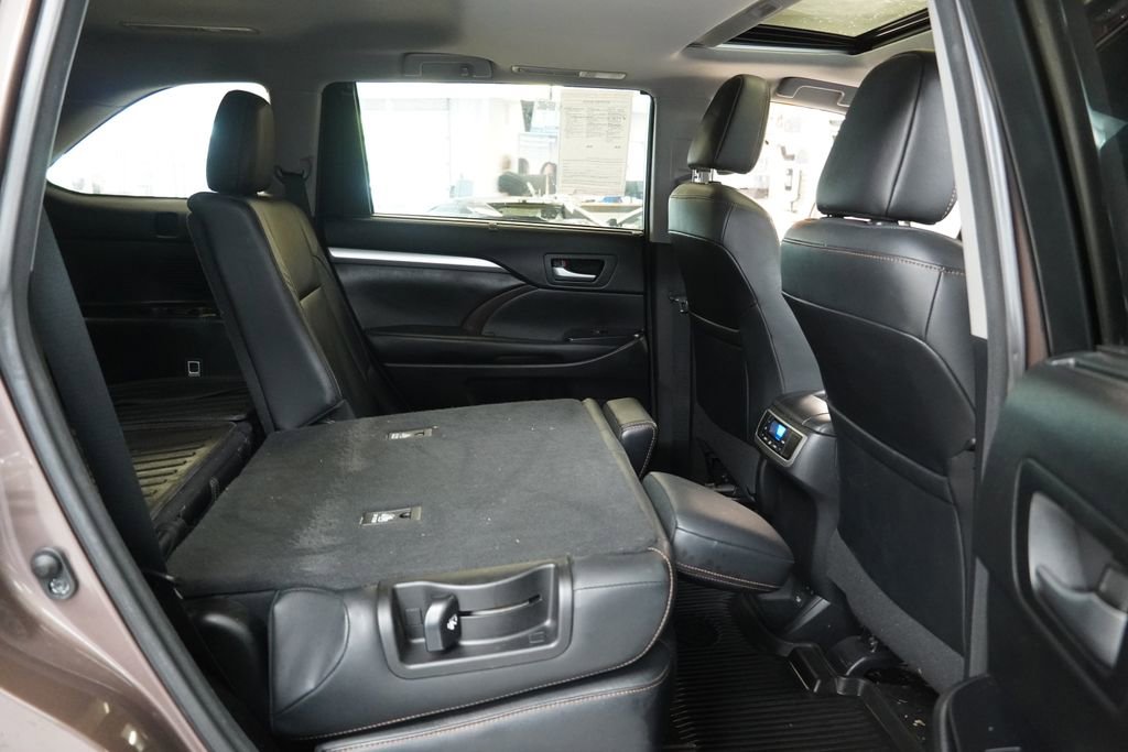 Used 2017 Toyota Highlander XLE AWD/4WD image 31