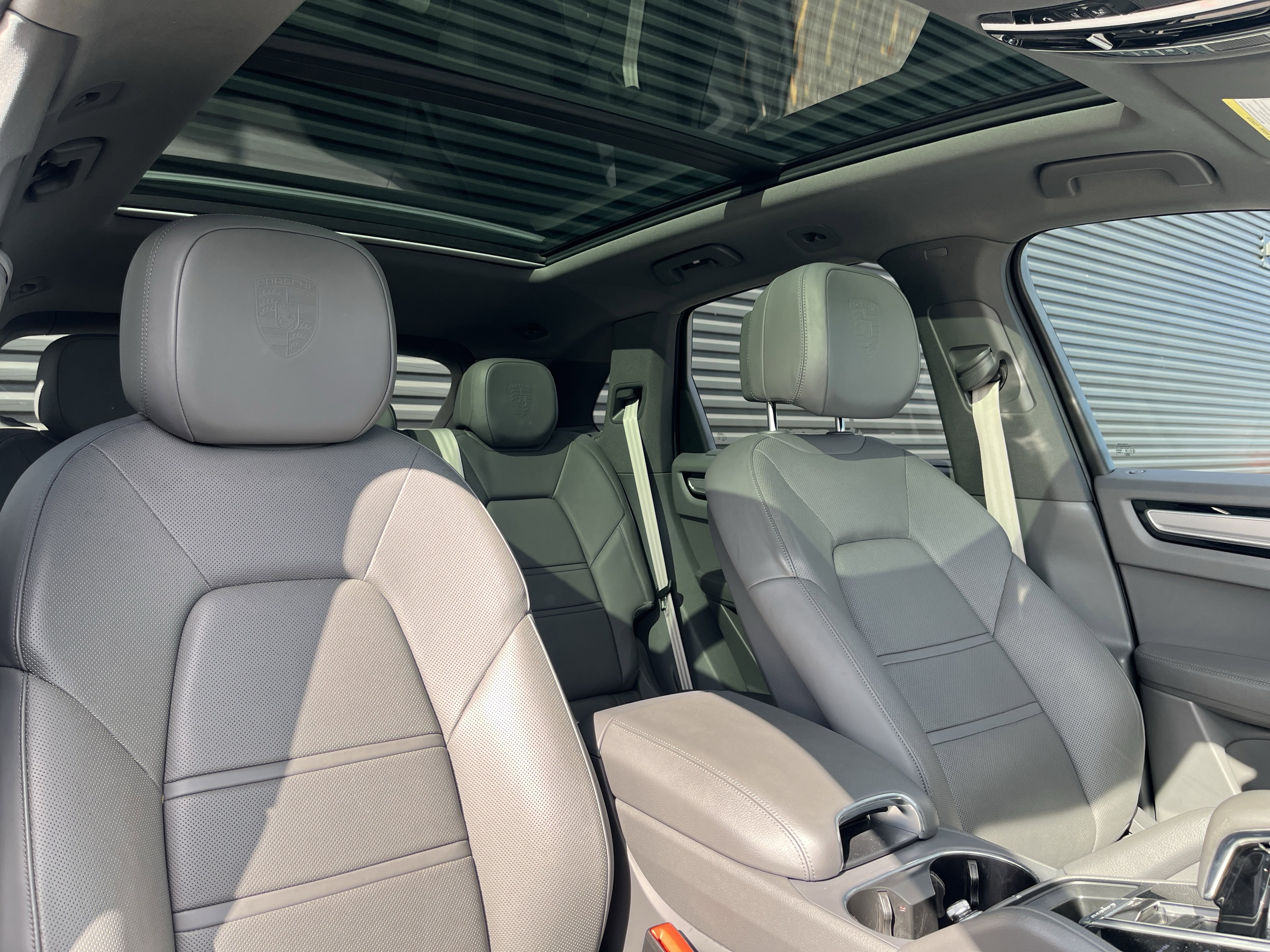 Certified 2022 Porsche Cayenne Platinum Edition image 27