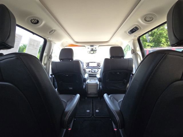 Used 2023 Chrysler Pacifica Touring-L FWD image 17