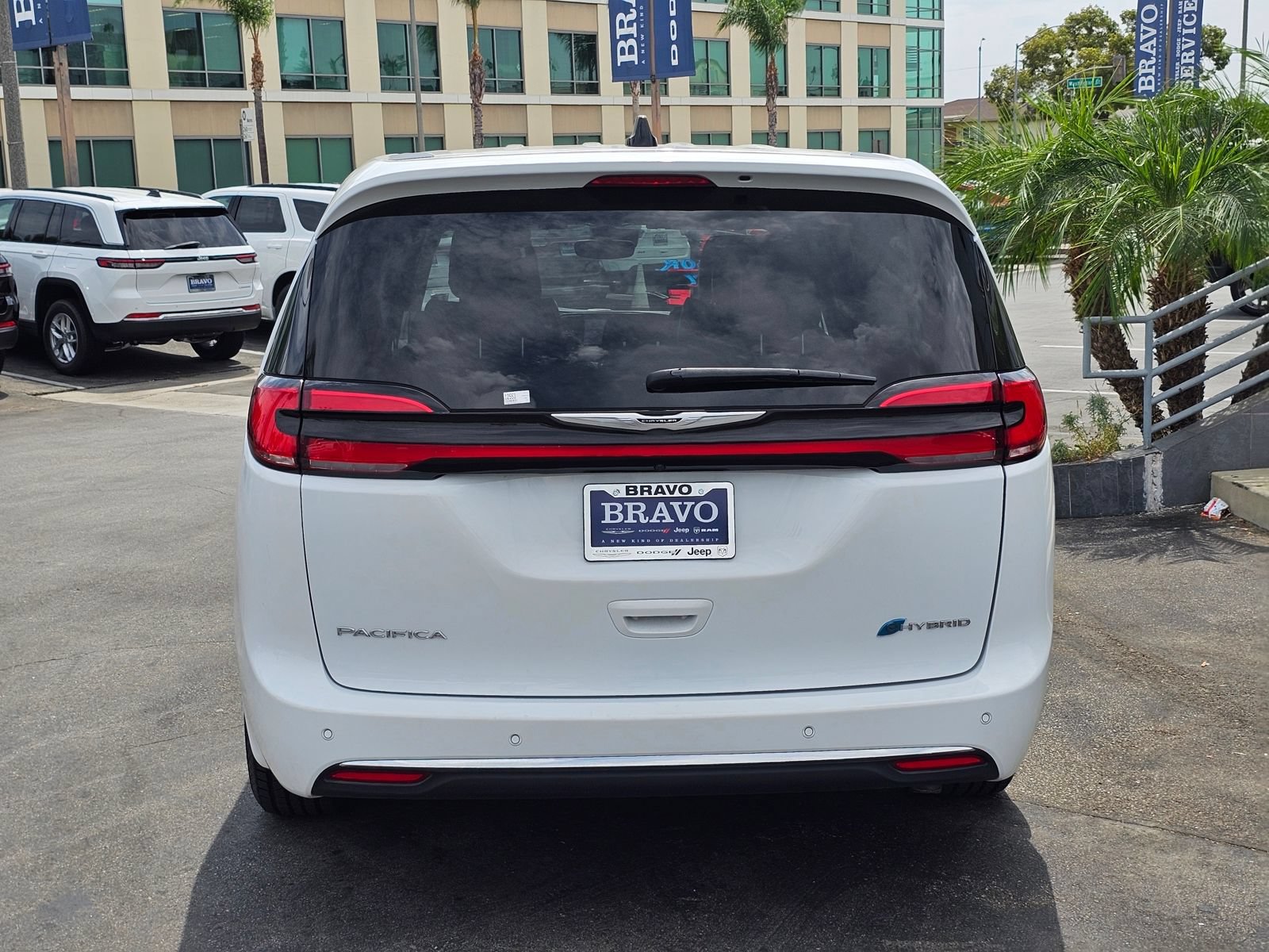 Used 2024 Chrysler Pacifica Limited FWD image 7