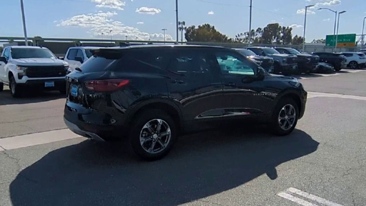 Certified 2025 Chevrolet Blazer LT AWD/4WD image 8