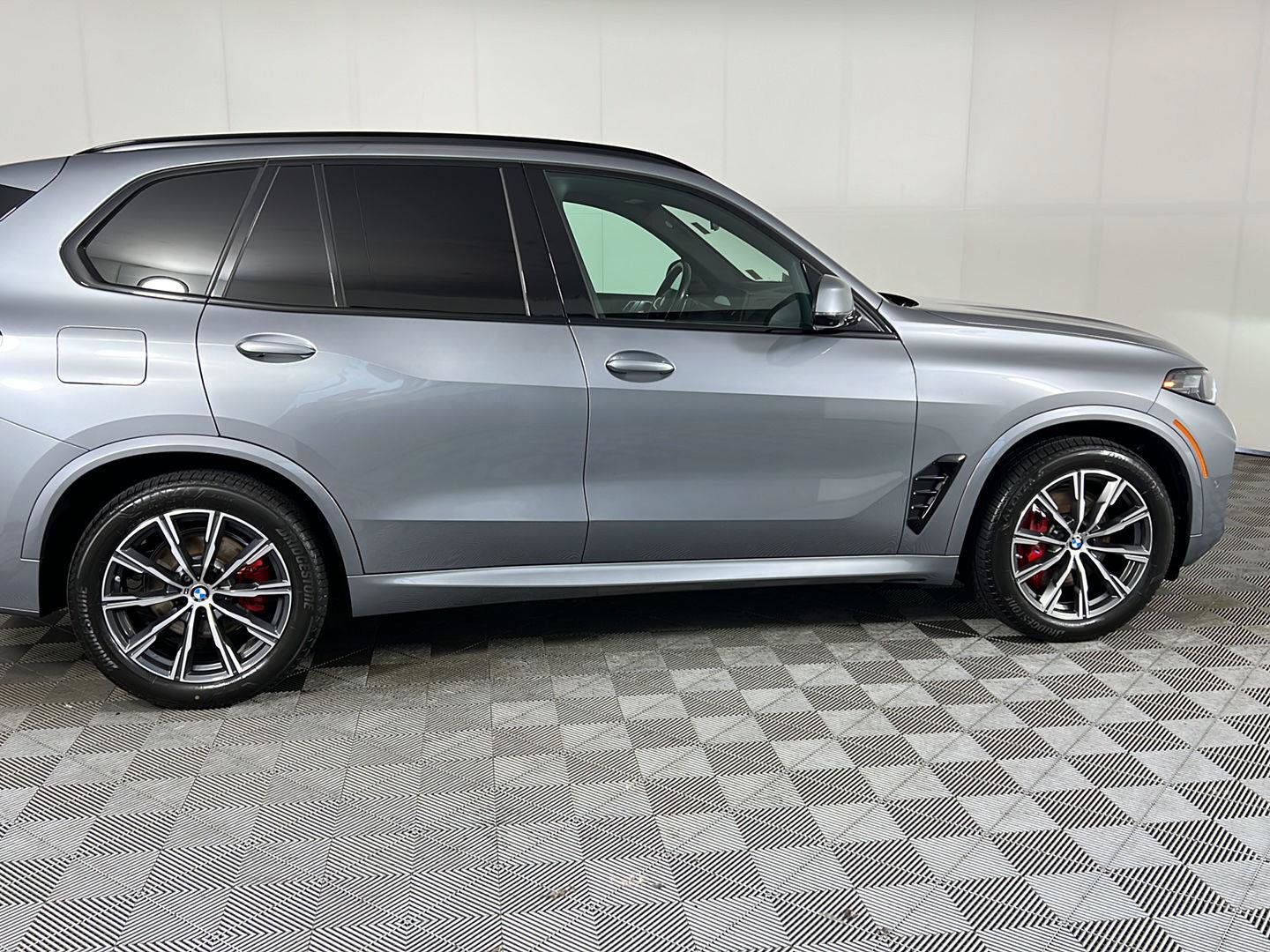 Certified 2024 BMW X5 xDrive40i w/ M Sport Package AWD/4WD image 3