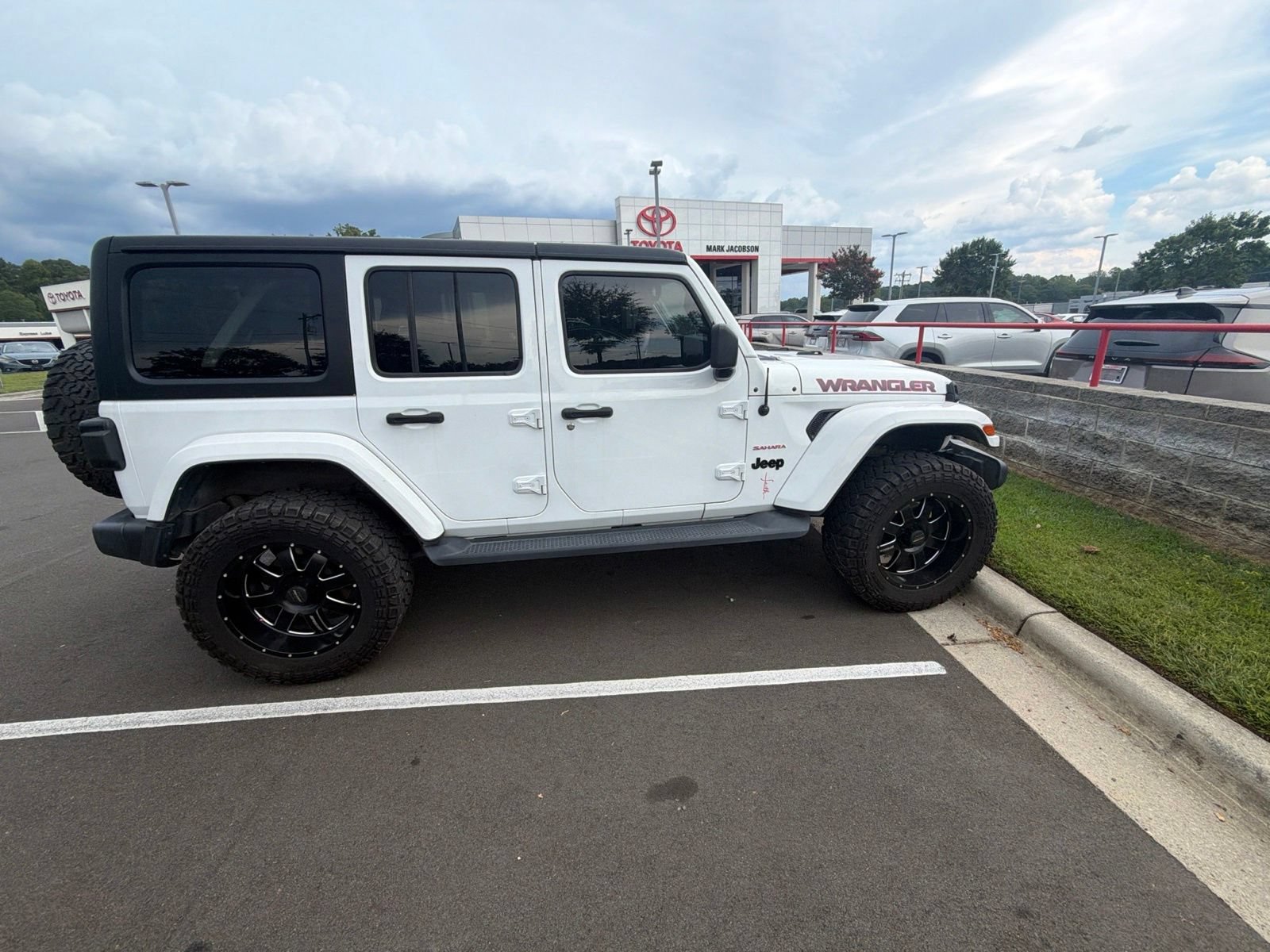 Used 2022 Jeep Wrangler Unlimited Sahara w/ Cold Weather Group AWD/4WD image 18