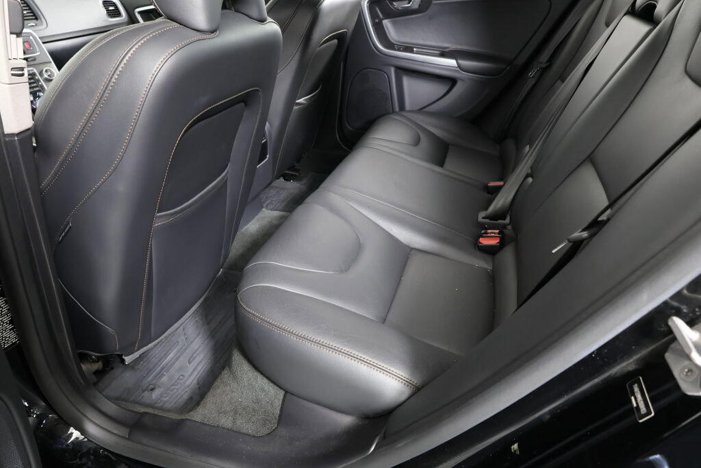 Used 2016 Volvo V60 T5 Cross Country Platinum image 17