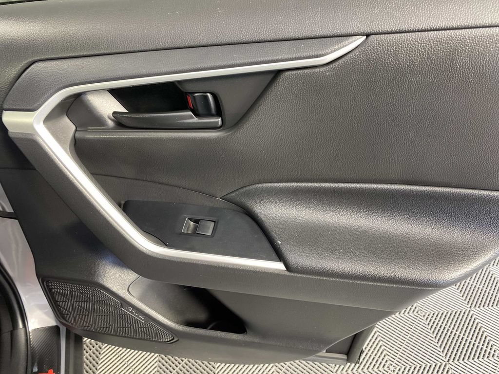 Used 2022 Toyota RAV4 LE AWD/4WD image 24