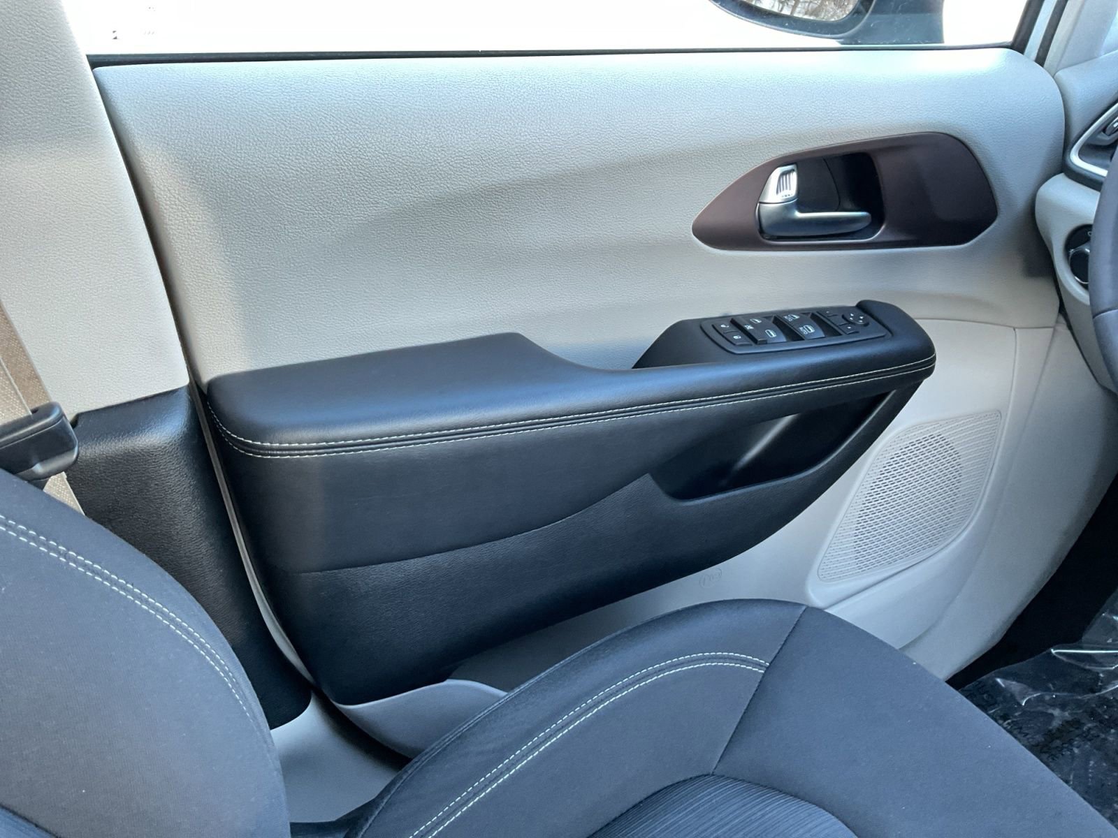 Used 2023 Chrysler Voyager LX image 17