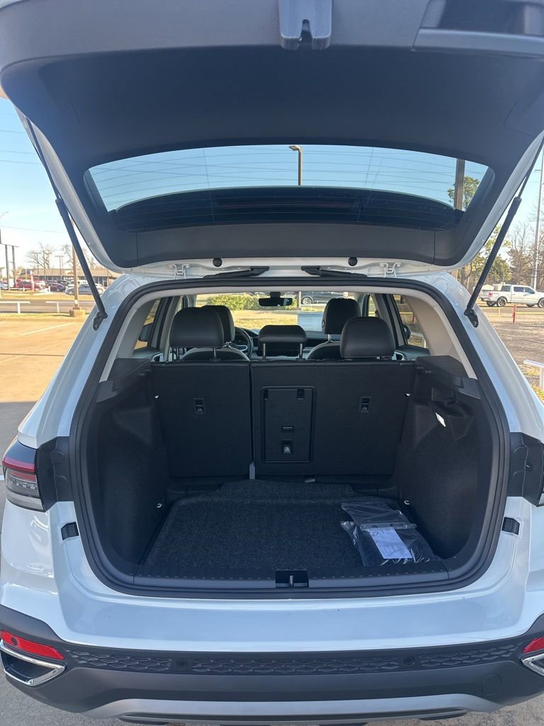 New 2026 Volkswagen Taos SE FWD image 16