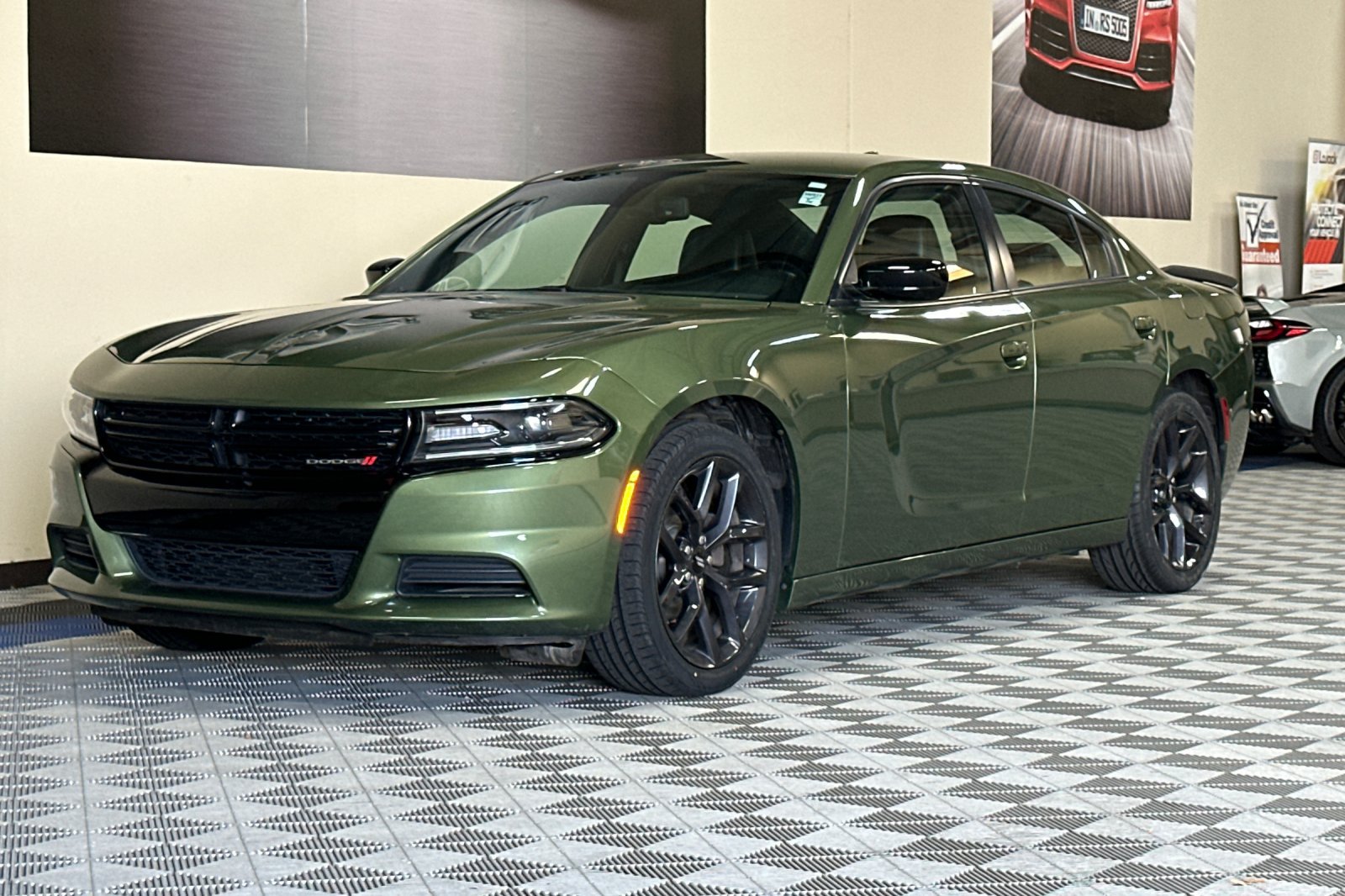 Used 2019 Dodge Charger SXT w/ Plus Group RWD image 8
