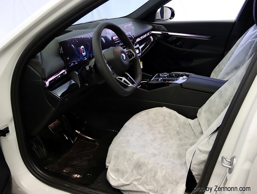 Used 2026 BMW 550e xDrive w/ Executive Package image 10