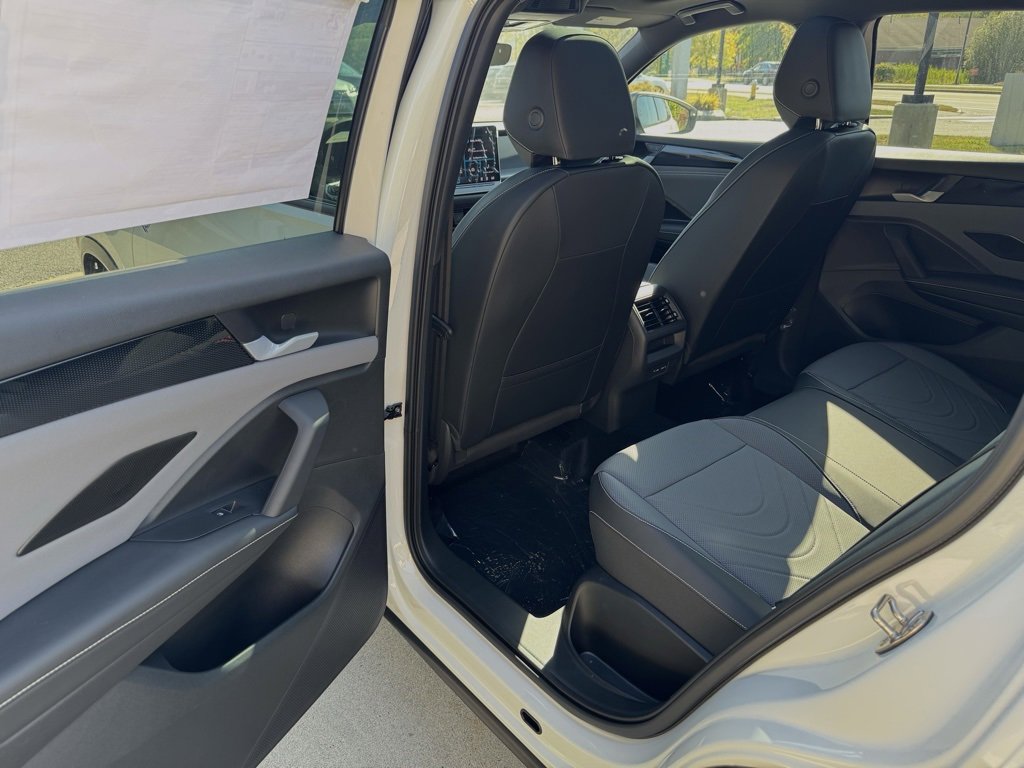 New 2025 Volkswagen Tiguan SE R-Line image 25