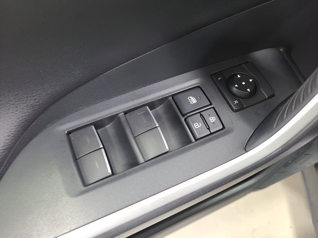 Used 2022 Toyota RAV4 Limited AWD/4WD image 22