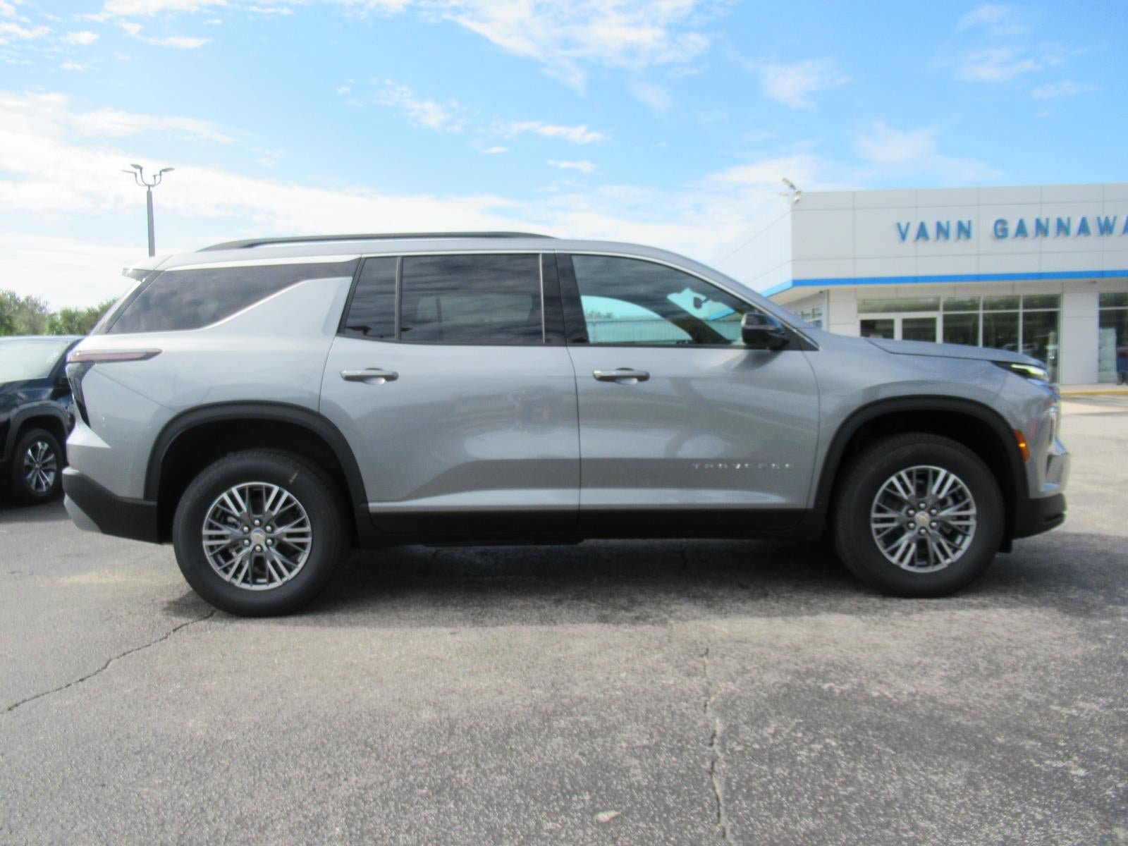 New 2027 Chevrolet Traverse LT w/ Driver Confidence Package FWD image 4