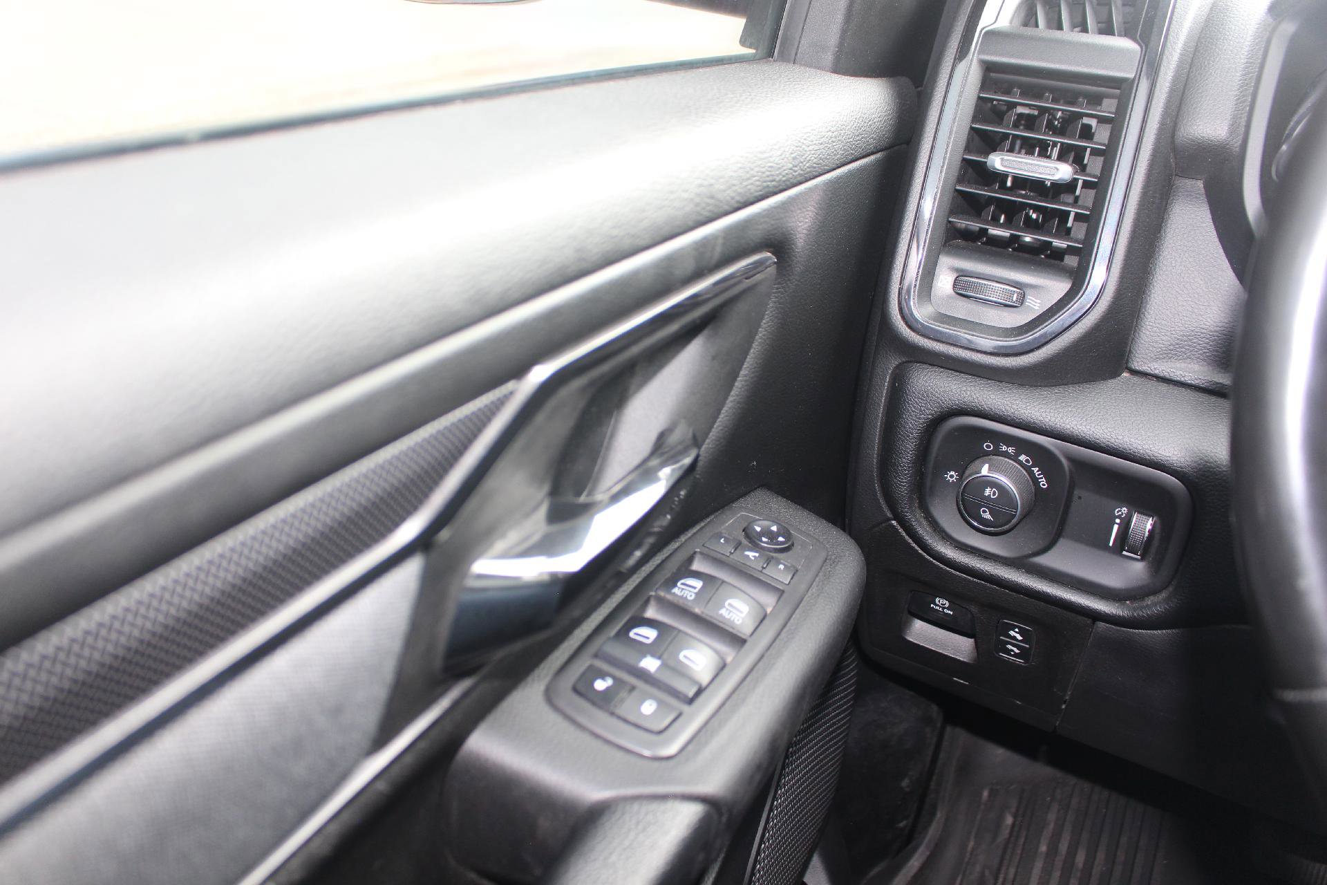 Used 2021 RAM 1500 4x4 Crew Cab image 21