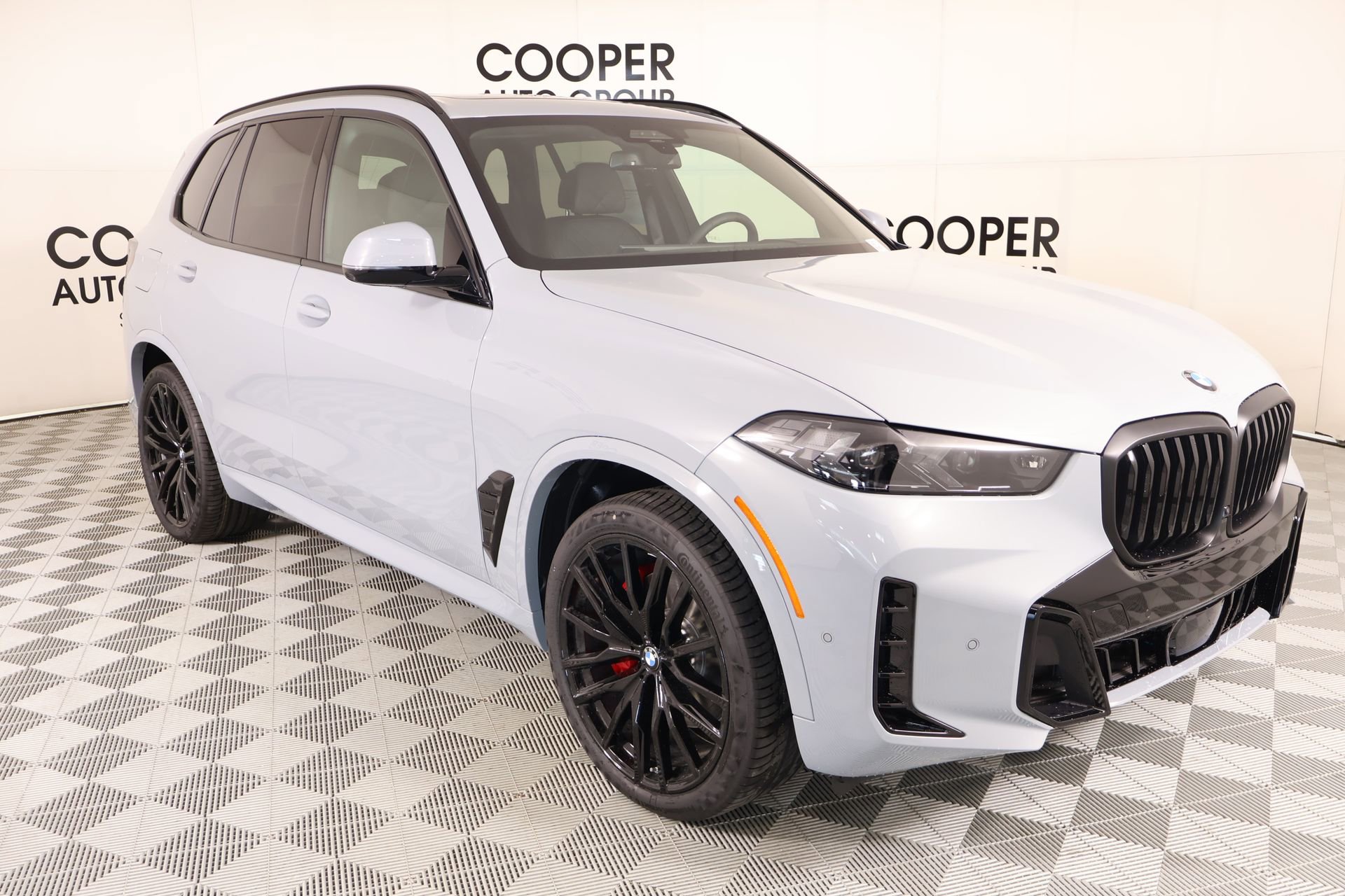 New 2026 BMW X5 xDrive40i w/ M Sport Package AWD/4WD image 1