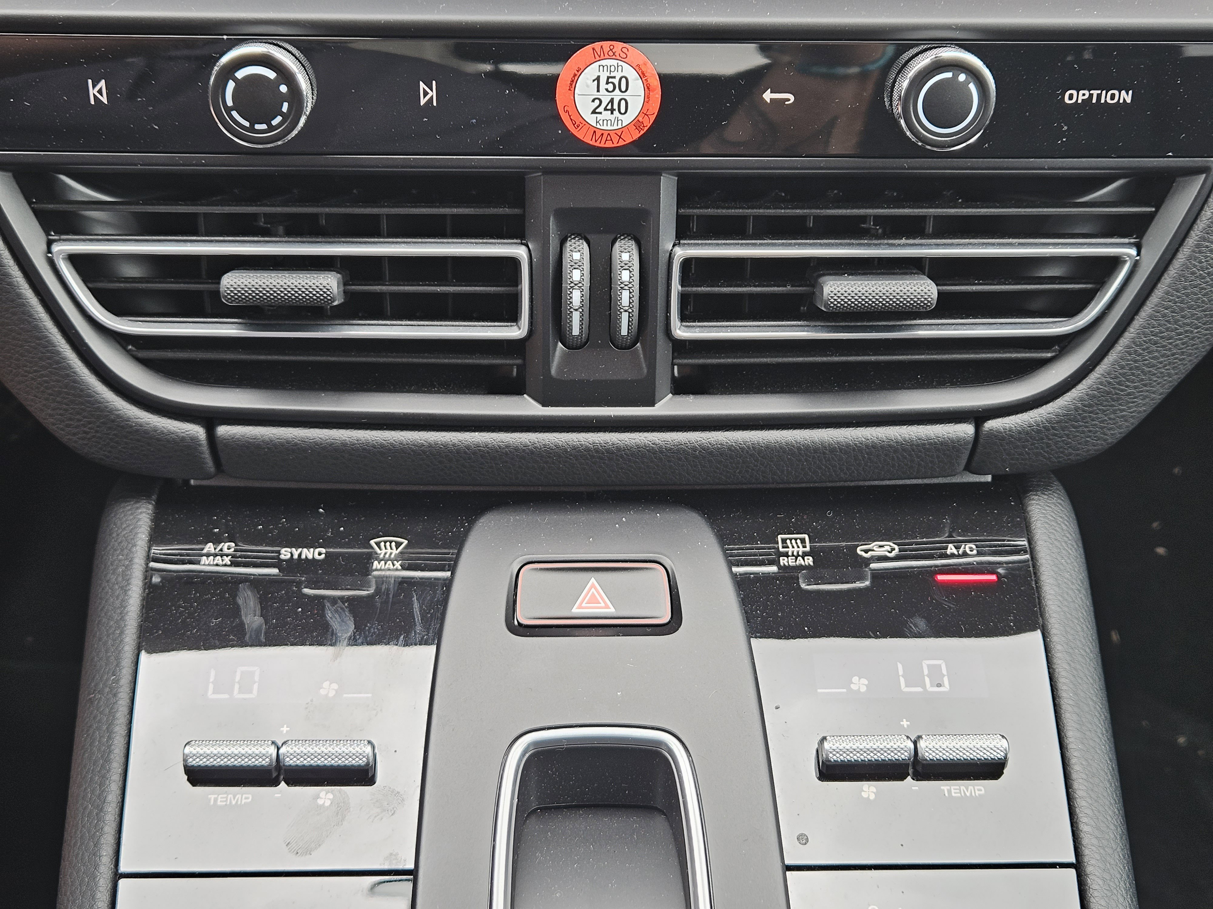 Certified 2025 Porsche Macan image 19