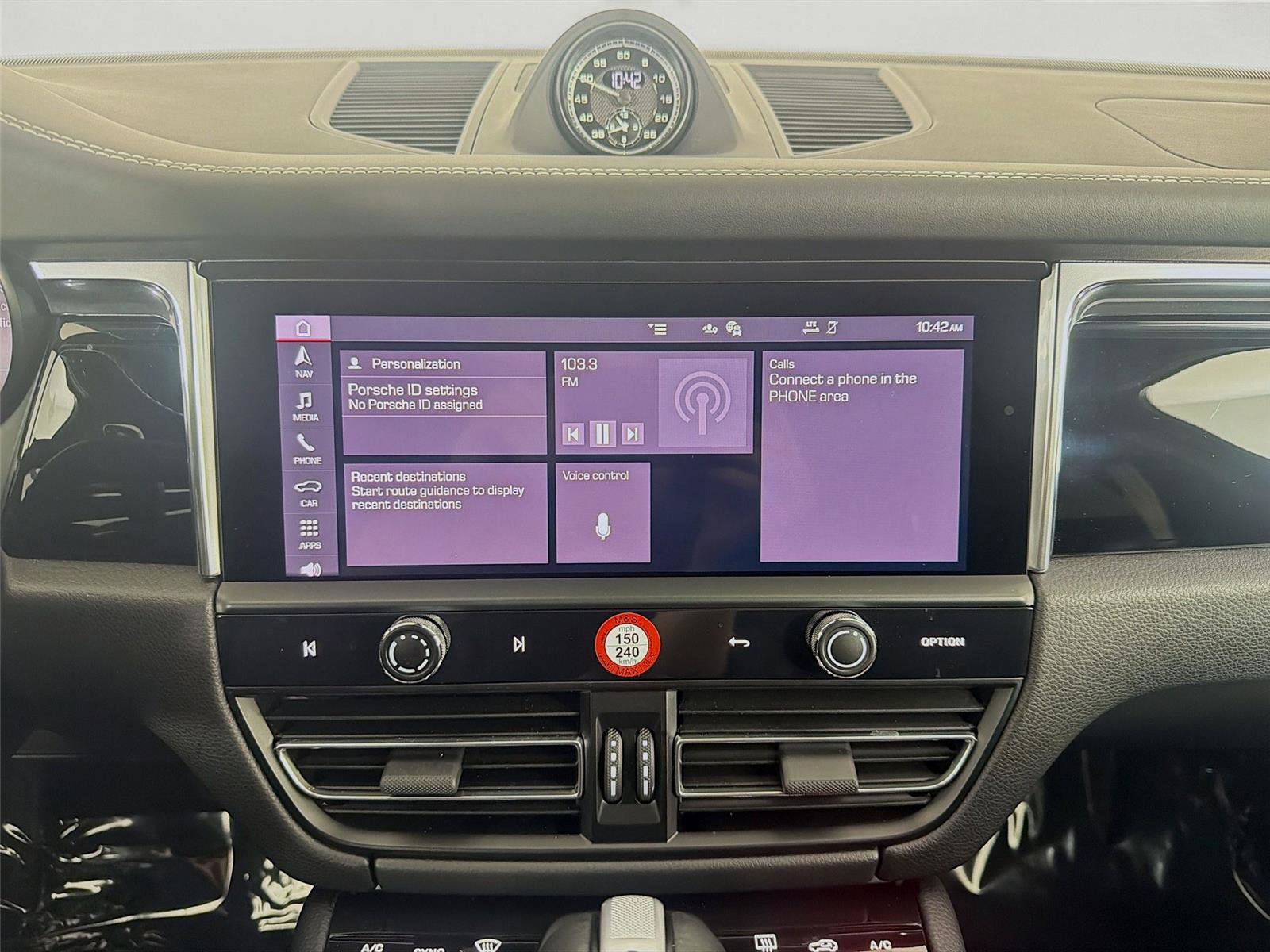 Certified 2025 Porsche Macan image 18