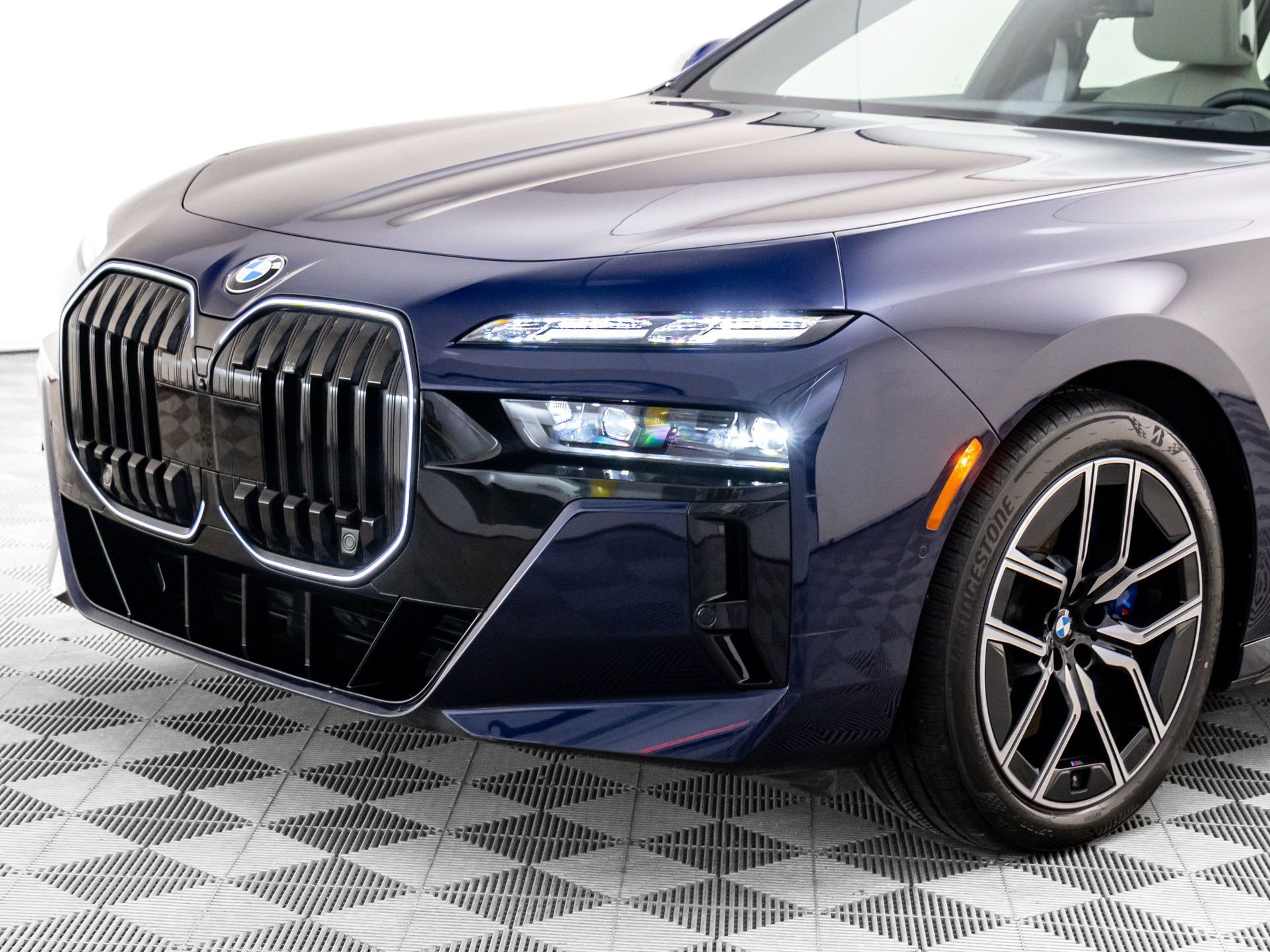 Used 2025 BMW 760i xDrive w/ Executive Package image 35