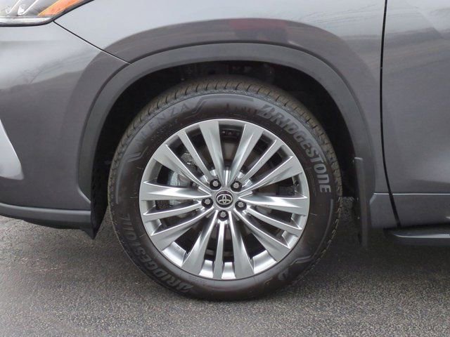 Used 2025 Toyota Highlander Platinum image 7