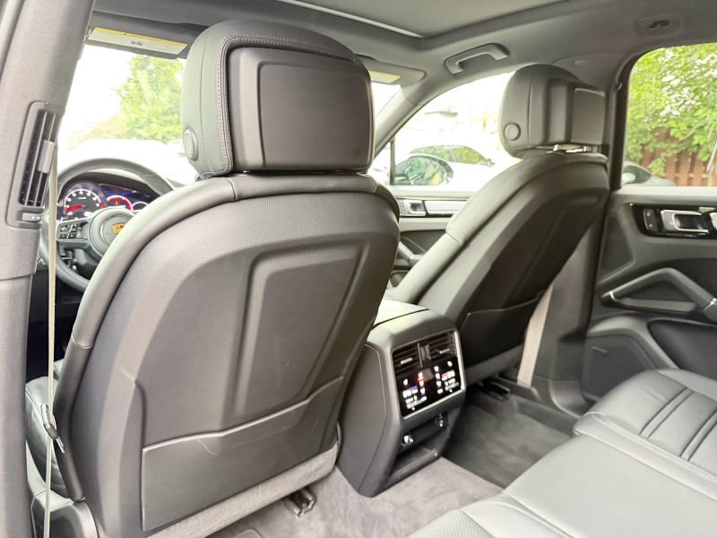 Used 2023 Porsche Cayenne Platinum Edition AWD/4WD image 18