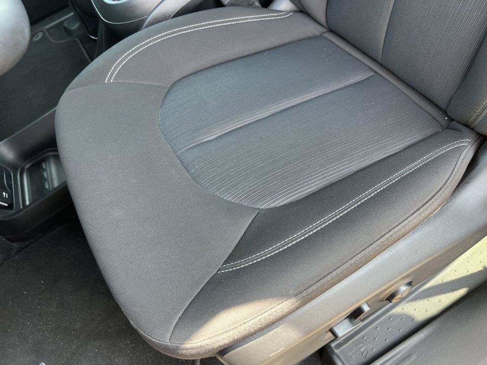 Used 2023 Chrysler Pacifica Touring FWD image 11