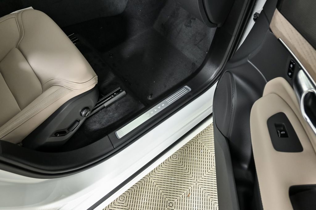 New 2026 Volvo XC90 B6 Plus w/ Protection Package Premier image 26