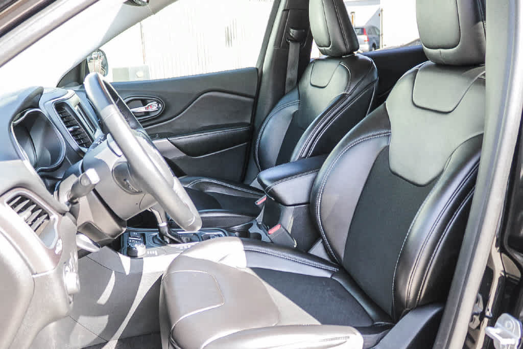 Used 2019 Jeep Cherokee Latitude Plus w/ Comfort/Convenience Group AWD/4WD image 17