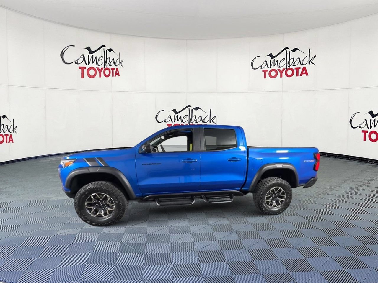 Used 2024 Chevrolet Colorado ZR2 w/ Technology Package AWD/4WD image 8