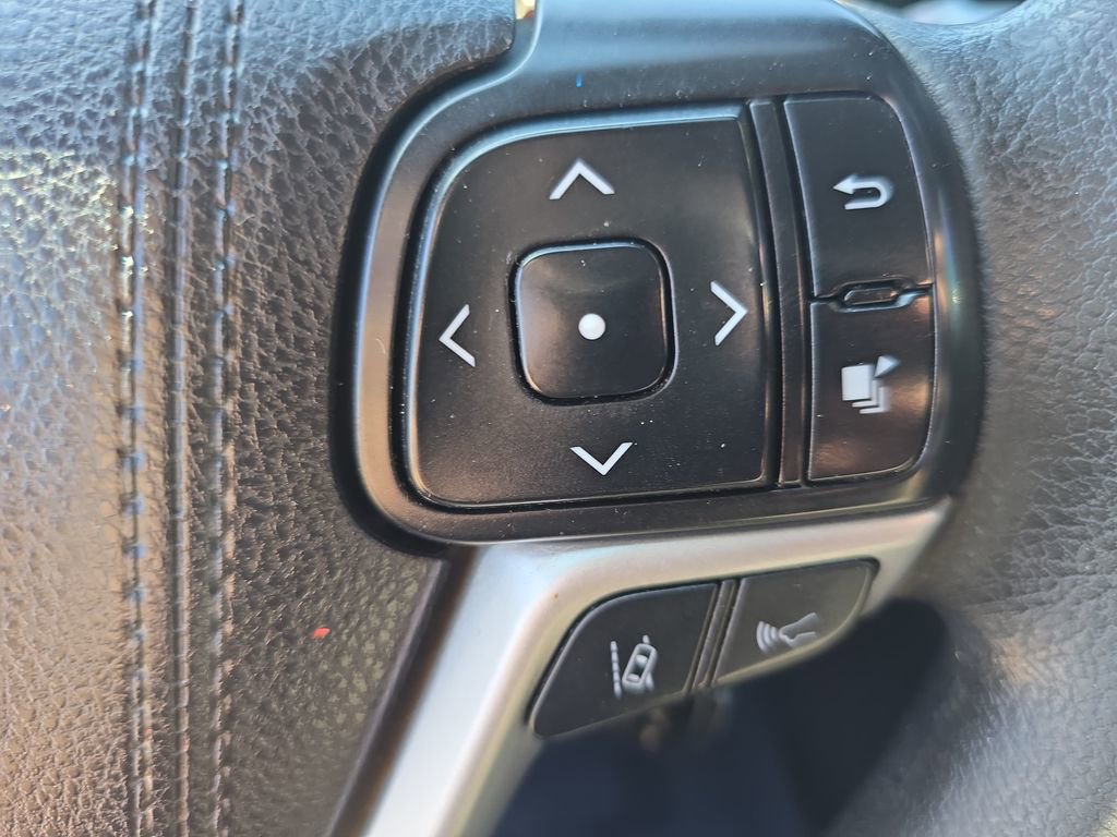 Used 2018 Toyota Highlander LE AWD/4WD image 19