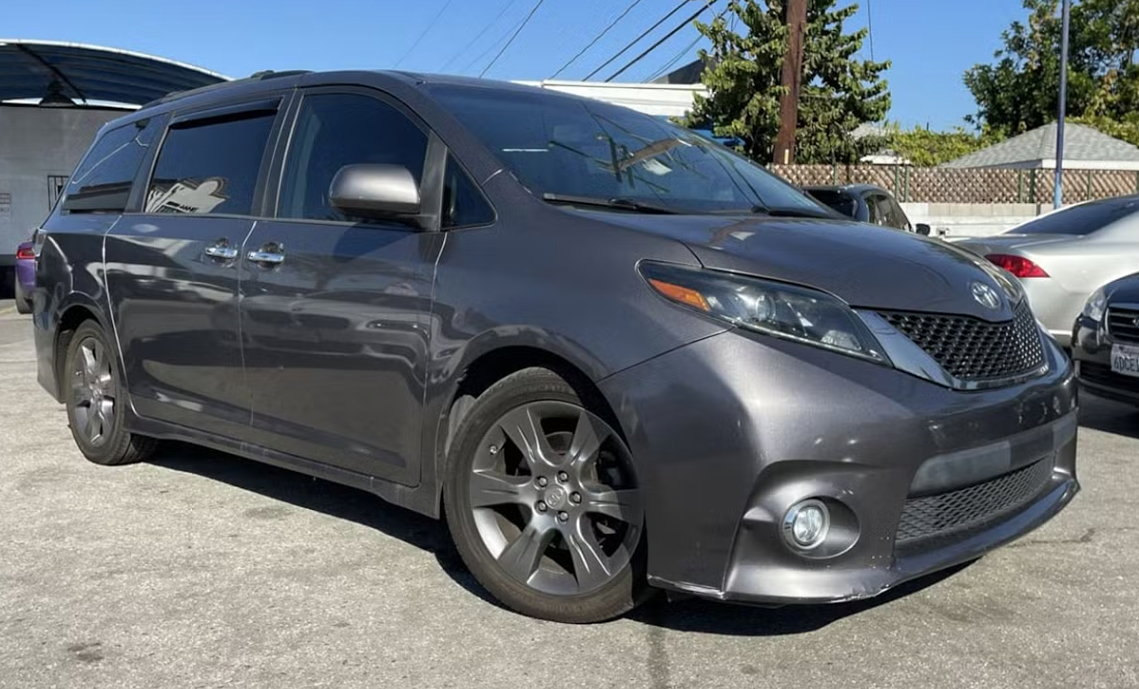 Used 2015 Toyota Sienna SE FWD image 1