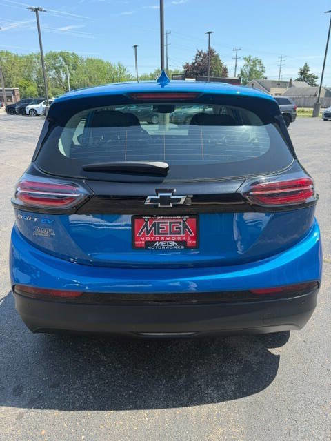 Used 2022 Chevrolet Bolt LT w/ Infotainment Package FWD image 5
