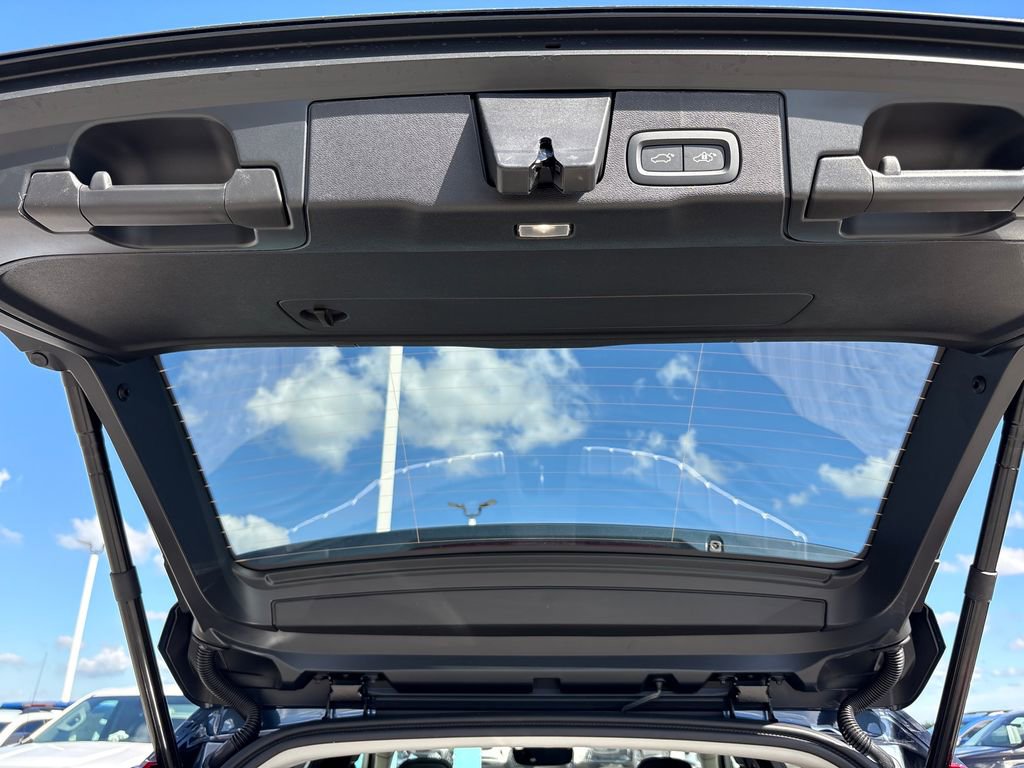 New 2026 Volvo XC60 B5 Plus image 17