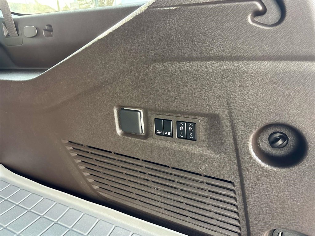 Used 2023 GMC Yukon XL SLT w/ SLT Luxury Package image 17