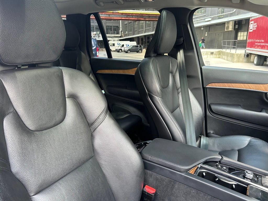 Certified 2022 Volvo XC90 T6 Momentum w/ Climate Package AWD/4WD image 15