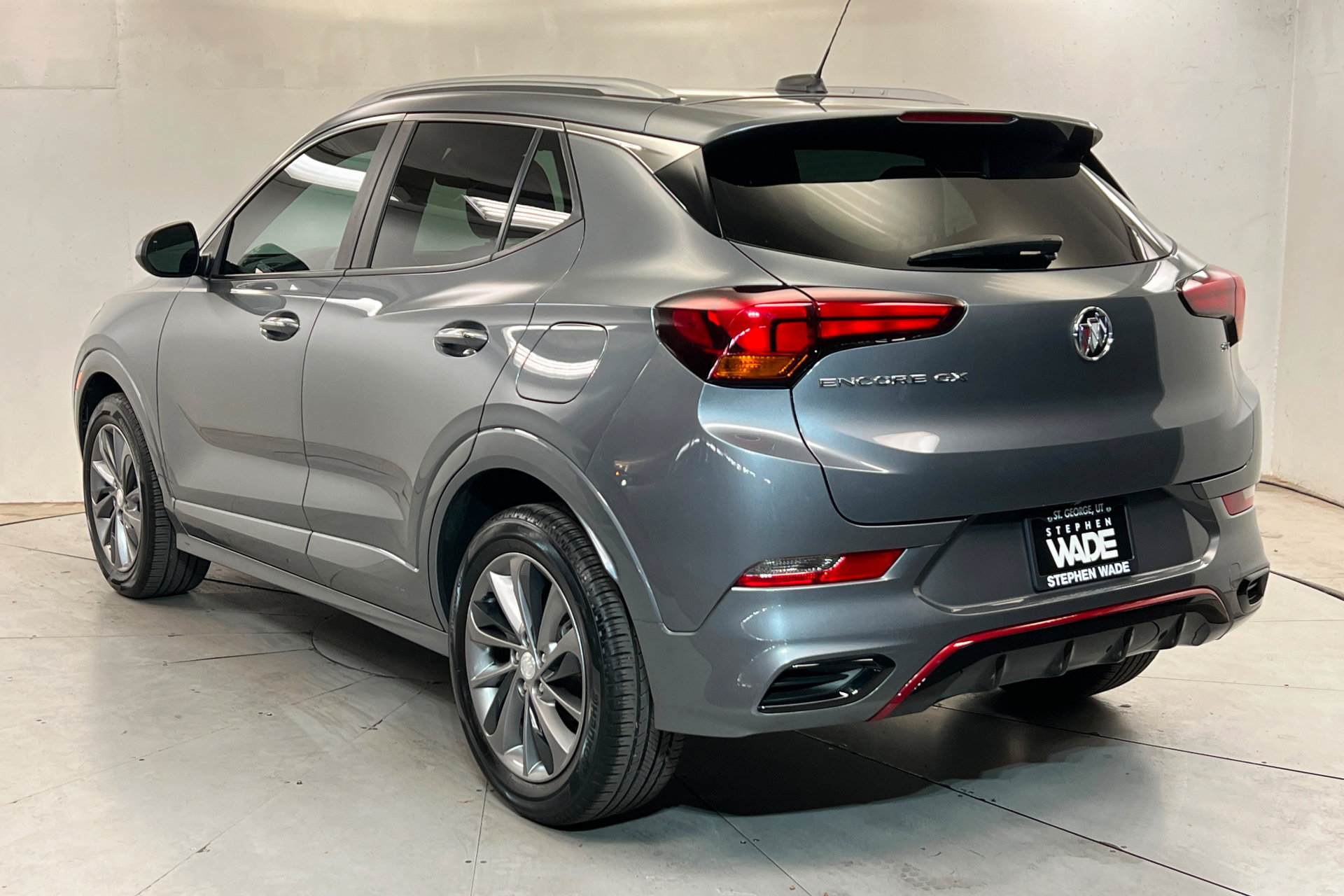 Used 2022 Buick Encore GX Select w/ Sport Touring Package FWD image 3