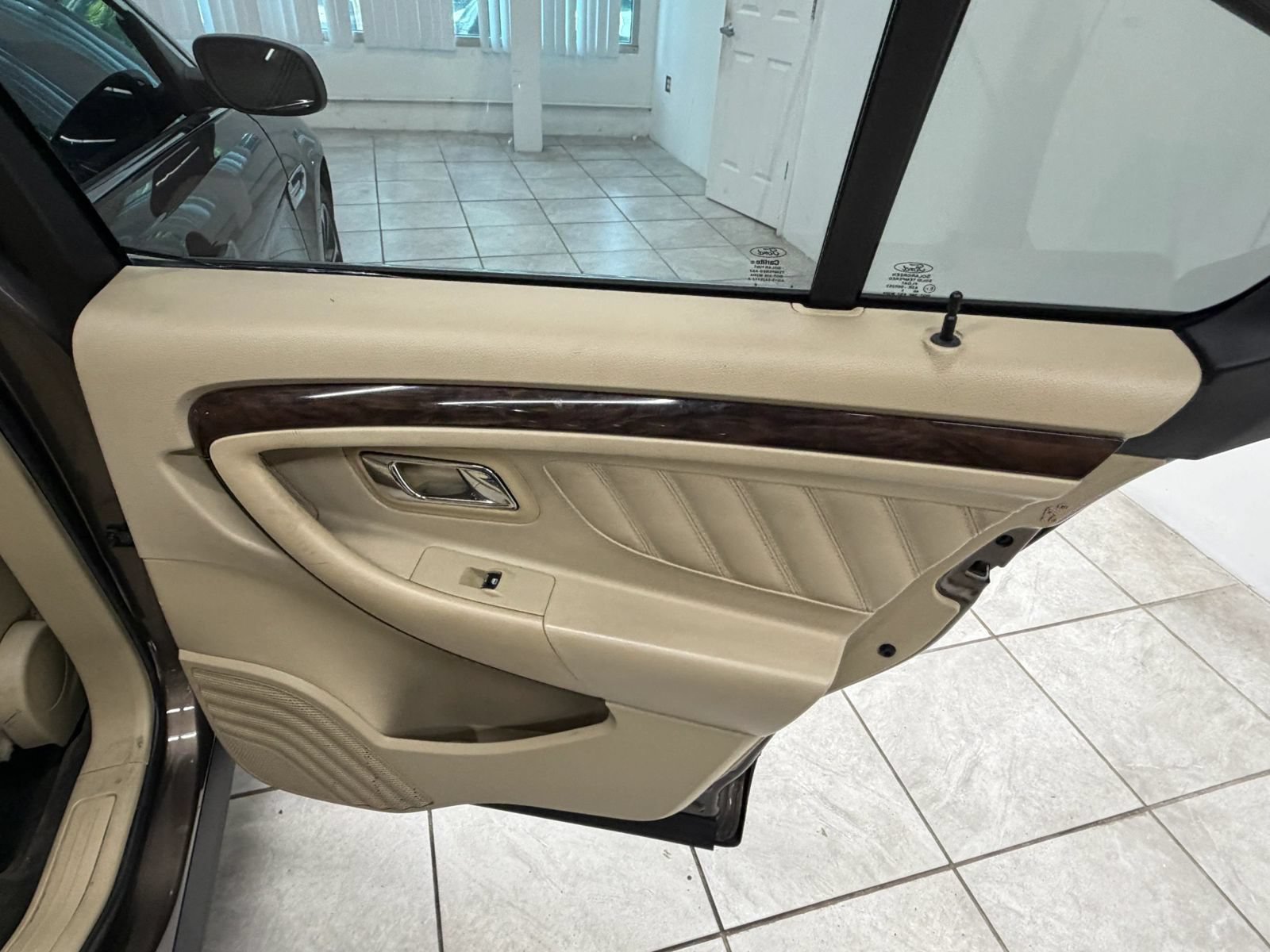 Used 2015 Ford Taurus Limited w/ Equipment Group 301A FWD image 18
