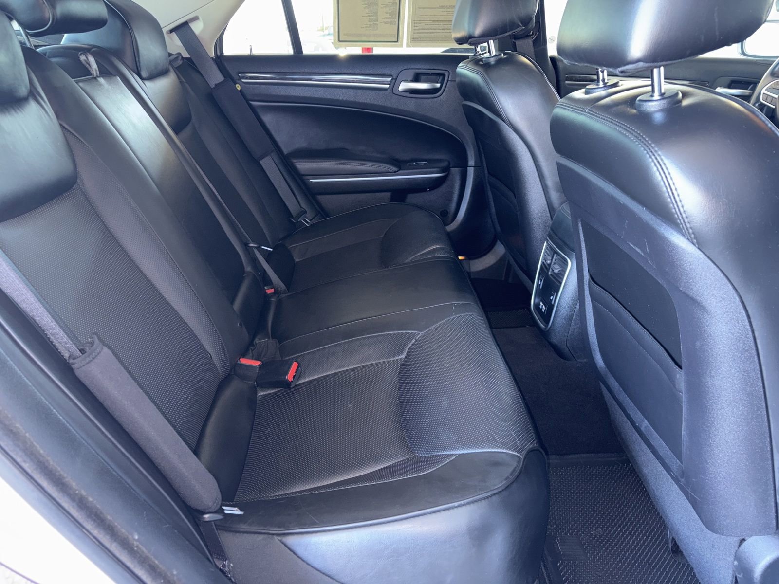 Used 2019 Chrysler 300 Limited image 14