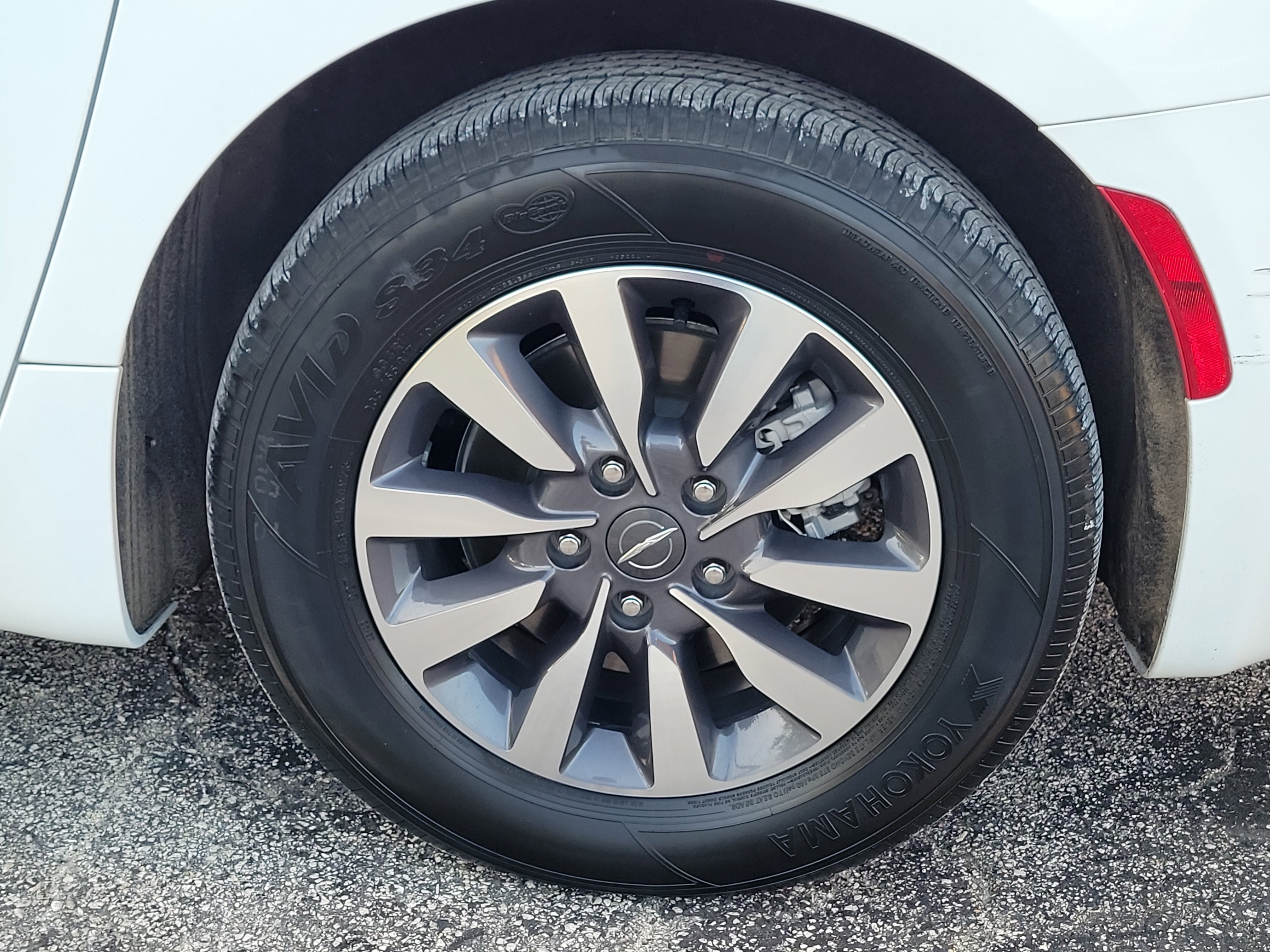 Used 2024 Chrysler Pacifica Select image 9