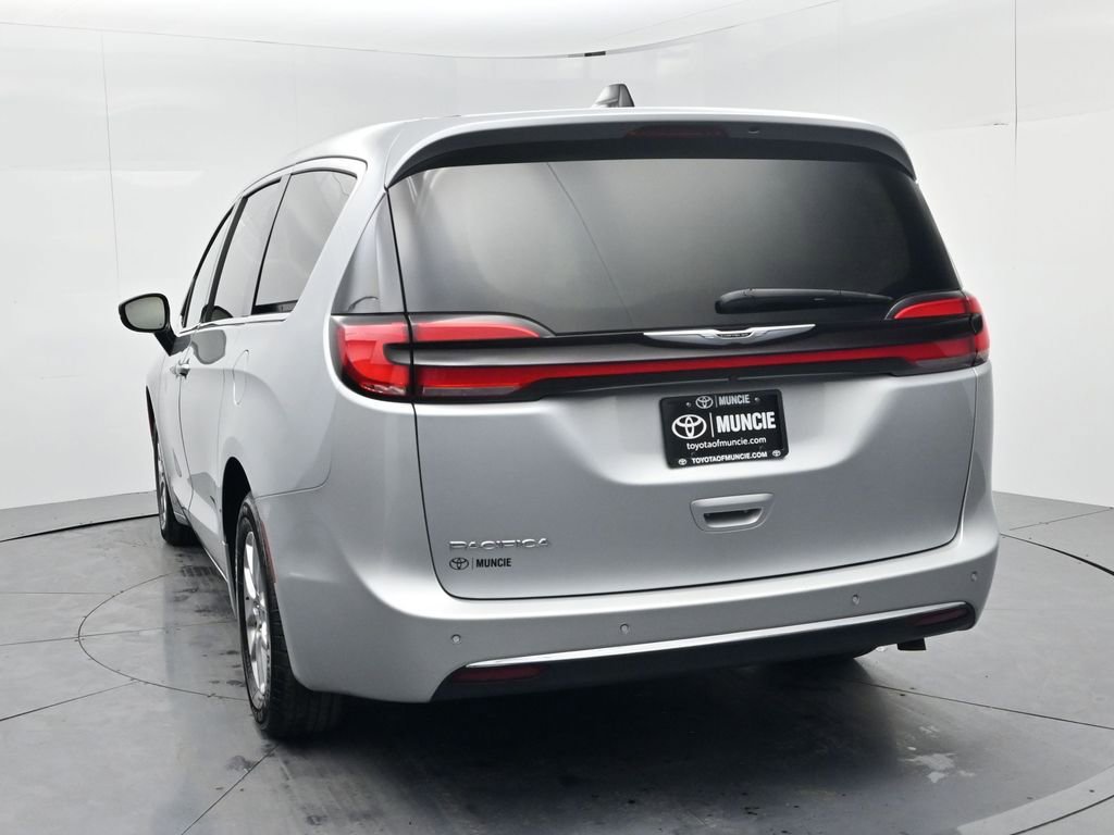 Used 2024 Chrysler Pacifica Touring-L image 6
