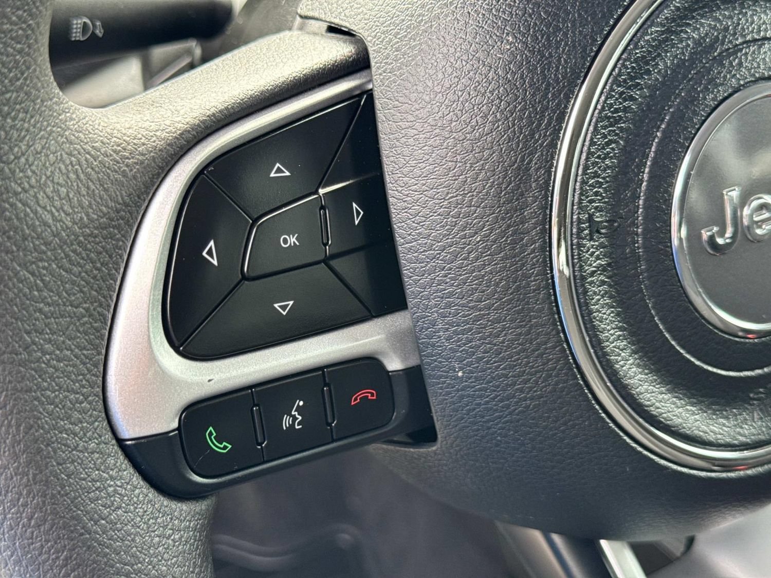 Used 2023 Jeep Renegade Latitude AWD/4WD image 31