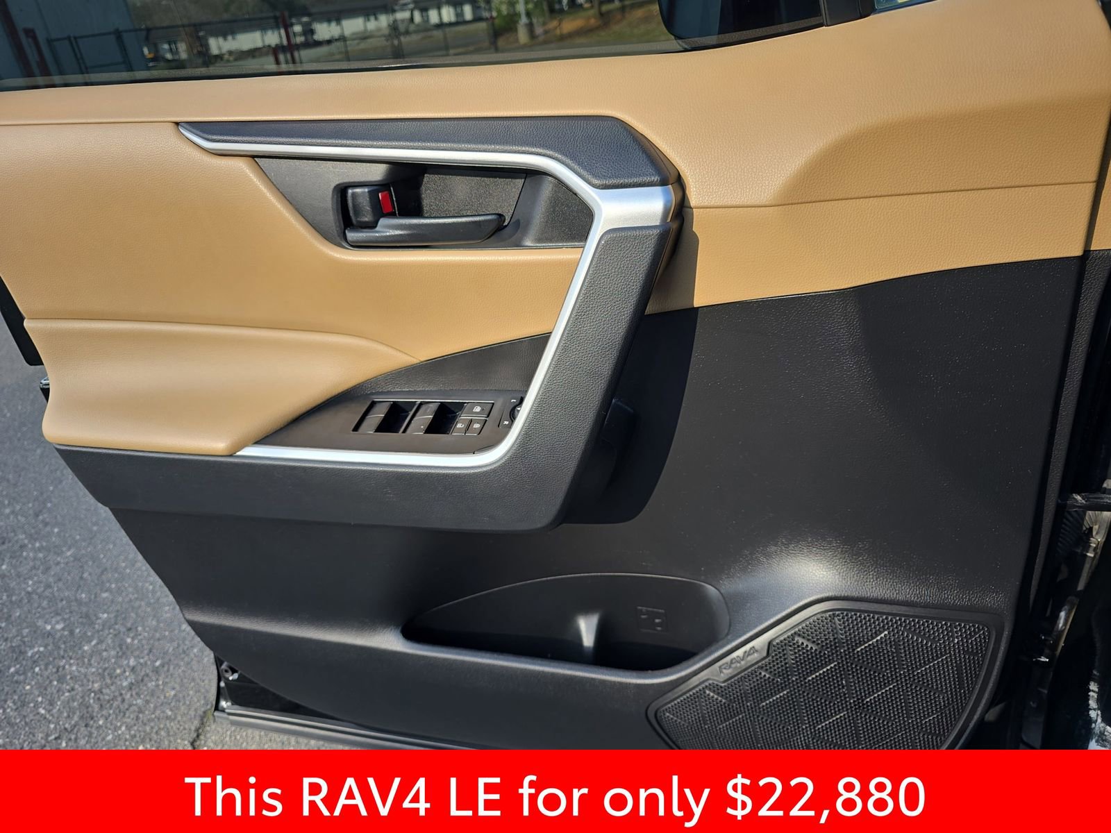 Used 2022 Toyota RAV4 LE image 32