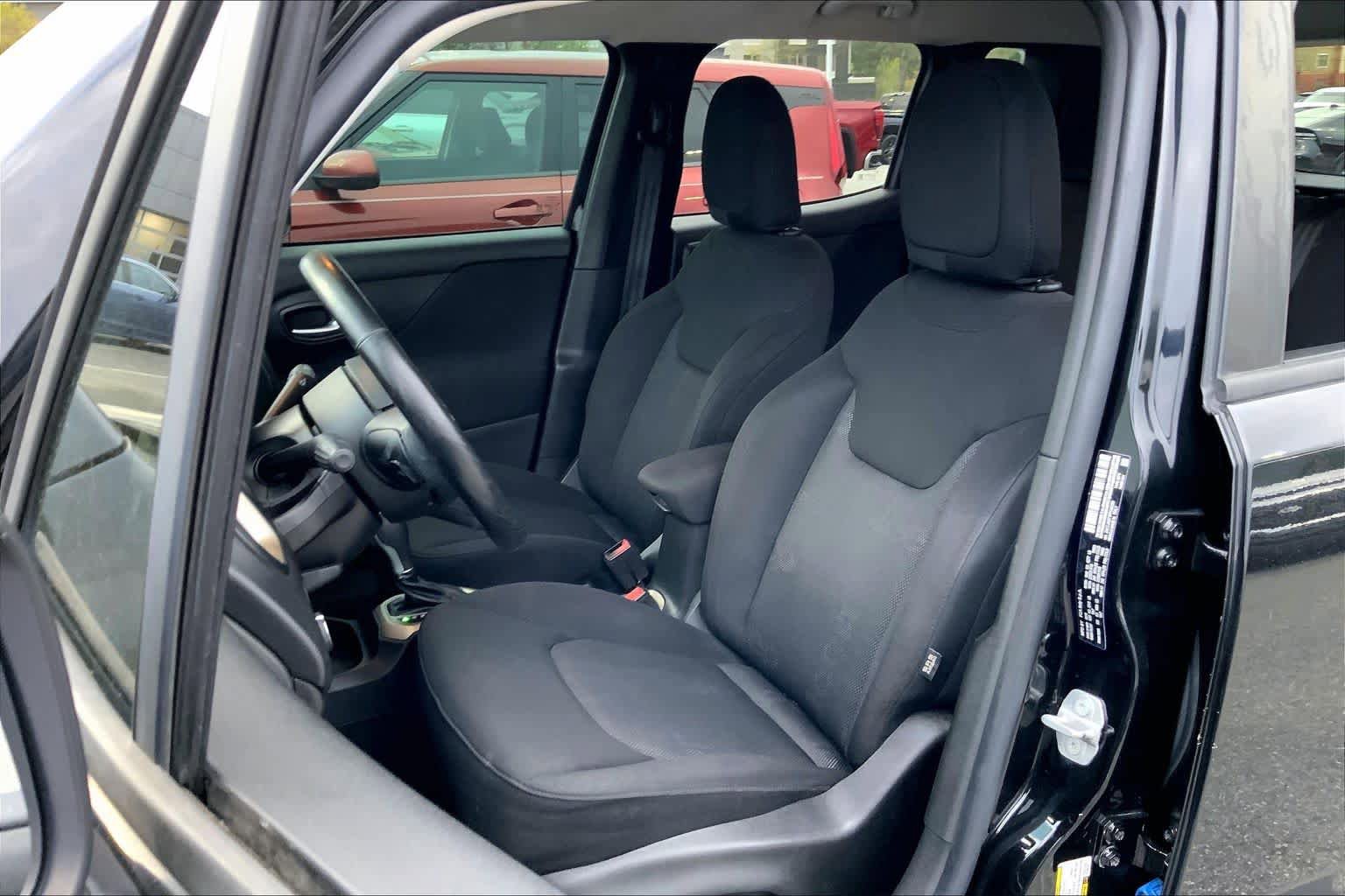 Used 2015 Jeep Renegade Latitude w/ Popular Equipment Group image 8