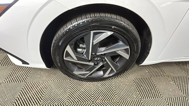 Certified 2025 Hyundai Elantra Limited FWD image 10