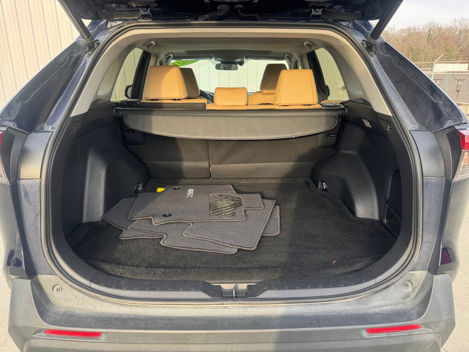 Used 2021 Toyota RAV4 XLE Premium image 19