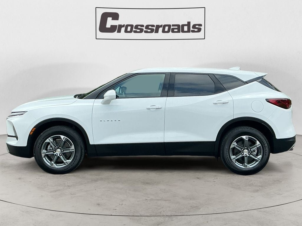 Used 2025 Chevrolet Blazer LT FWD image 2