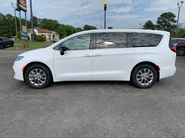 Used 2024 Chrysler Pacifica Touring-L image 11