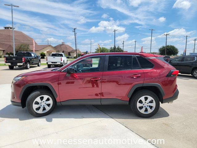Used 2024 Toyota RAV4 LE AWD/4WD image 4