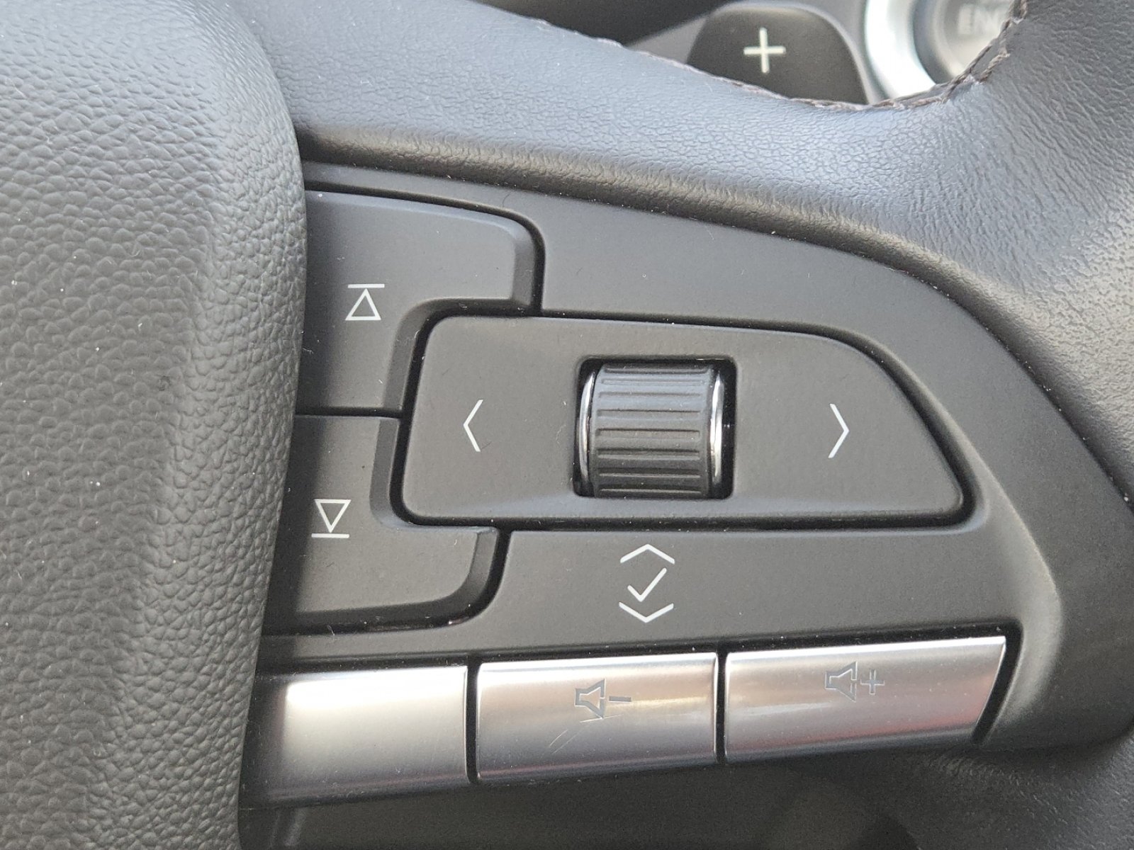 Used 2022 Cadillac XT4 Luxury w/ Cold Weather Package image 30