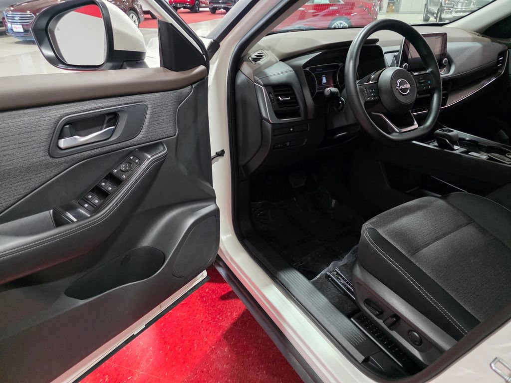 Used 2023 Nissan Rogue SV image 11